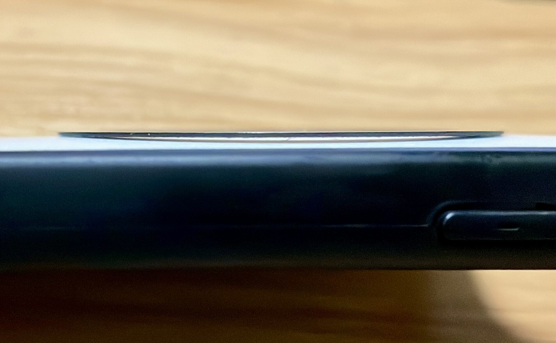 ダイソーのMagSafe化ステッカーがはがれそうな写真