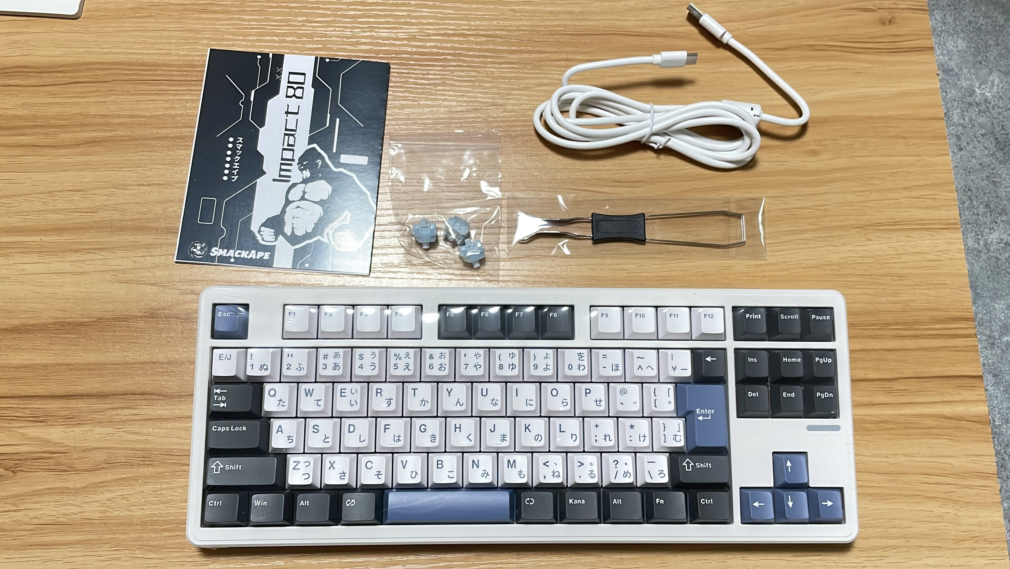 SmackApe Impact 80Ultraの本体キーボードと、付属の説明書・キープラー・予備キースイッチ3個